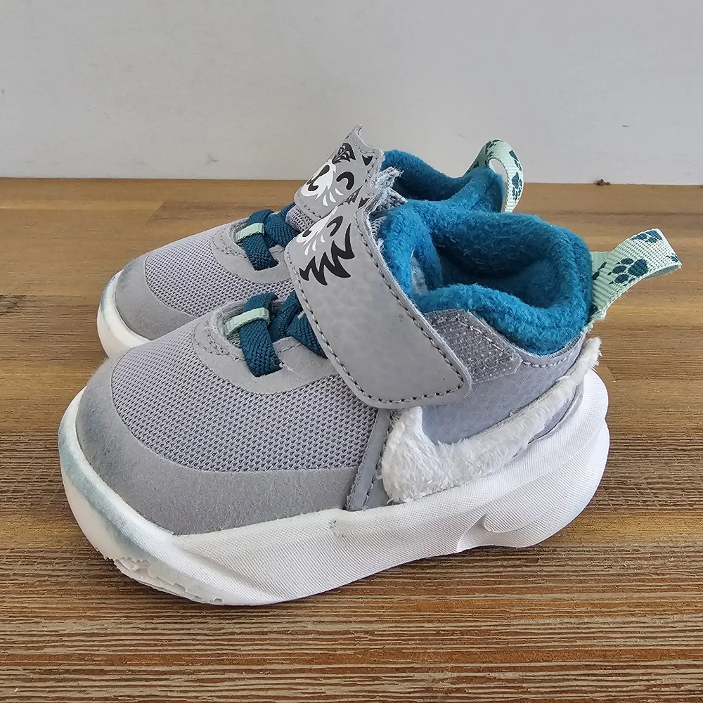 NIKE Team Hustle Lil Wolf Gray Infant Sneakers, Shoes